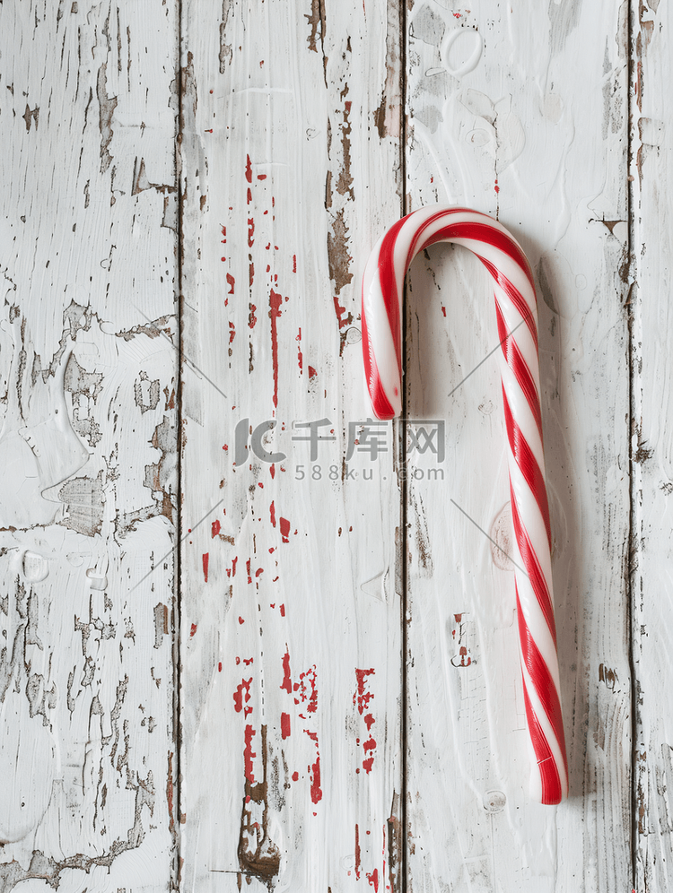白色木质背景上的圣诞棒棒糖