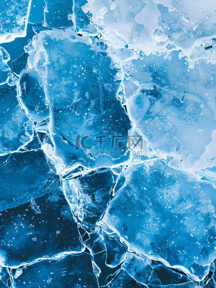蓝色的冰和表面的裂缝