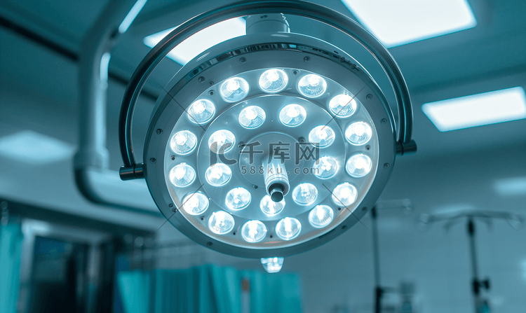 手术室灯的低角度视图
