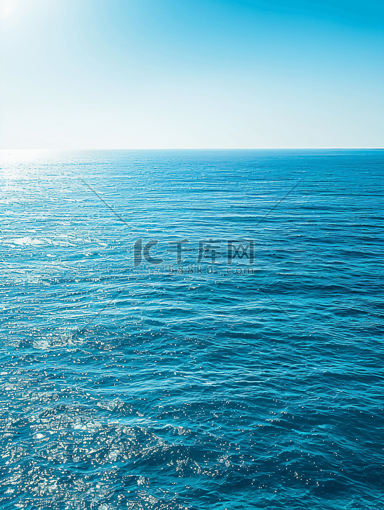 阳光明媚的日子里的蓝色大海纹理