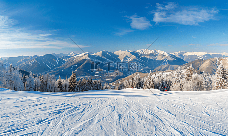 滑雪场与山脉的全景