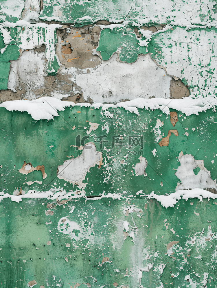 有雪的旧绿墙的纹理