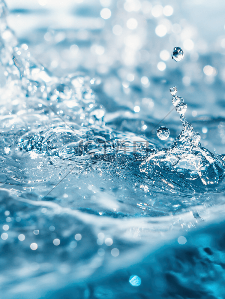 蓝色透明清澈的水面溅起水花小气泡水纹近距离观察时尚抽象的自然背景