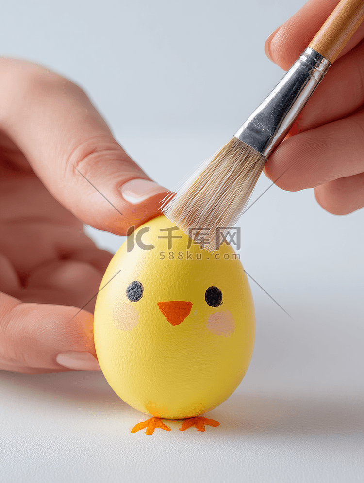 手画小鸡在鸡蛋上
