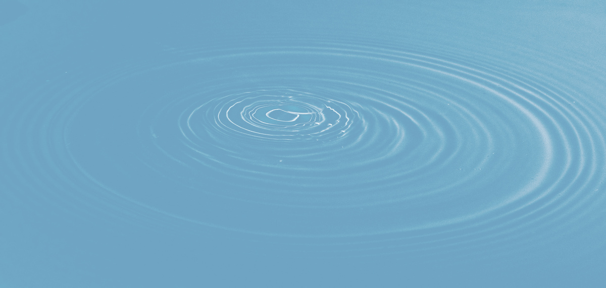 湖水水面圆形波纹蓝色背景图片