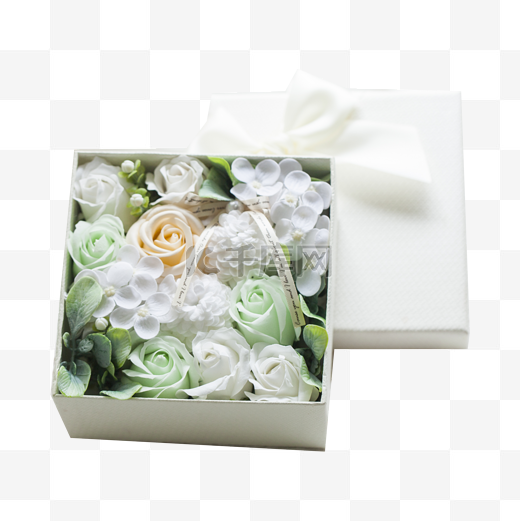 一盒白玫瑰礼盒花免扣图图片