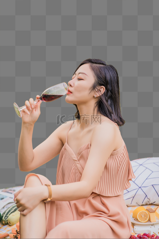 夏天户外野餐喝红酒的女孩图片