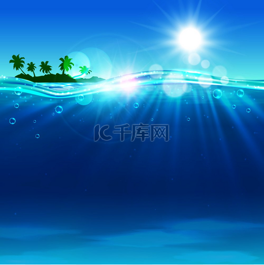 在阳光明媚的夏日，在海洋中有棕榈树的热带岛屿，有太阳斑点和蓝色波浪上的阳光。图片
