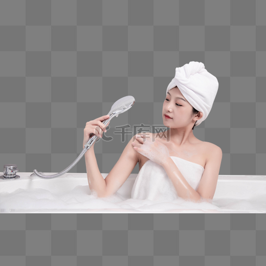 美女在浴缸里洗澡图片
