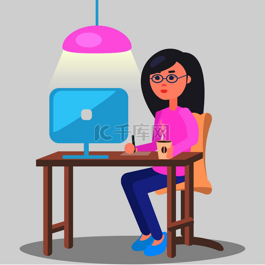 戴眼镜的女人坐在桌旁，桌上放着电脑咖啡，在灰色墙壁和粉红色灯的办公室里写着什么。图片