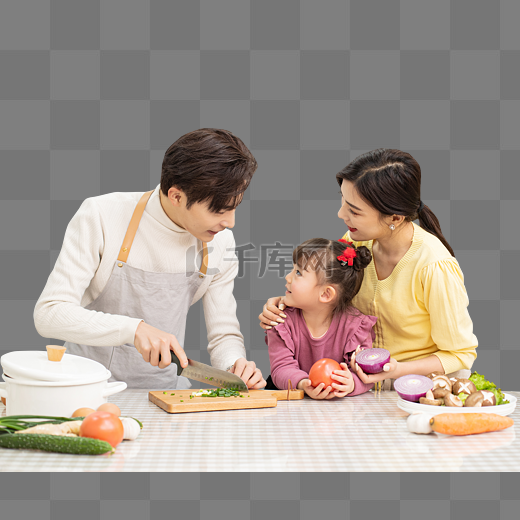 亲子家庭白天三口之家厨房切菜做饭图片