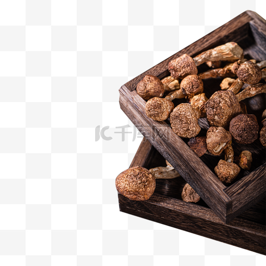 美食食材室内棚拍托盘里的干松茸菇木质桌面托盘装着图片