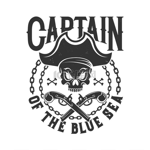 T 恤印有三角帽海盗头骨、链条和交叉枪、矢量吉祥物。 图片