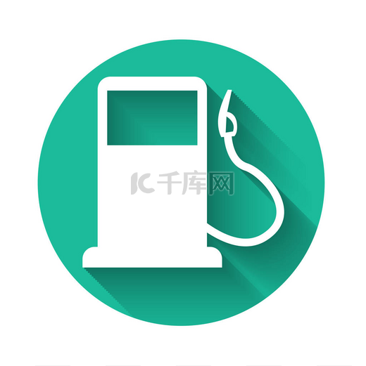 白色汽油或加油站图标与长长的阴影隔离。汽车燃料符号。汽油泵。绿色圆环按钮。病媒图解图片