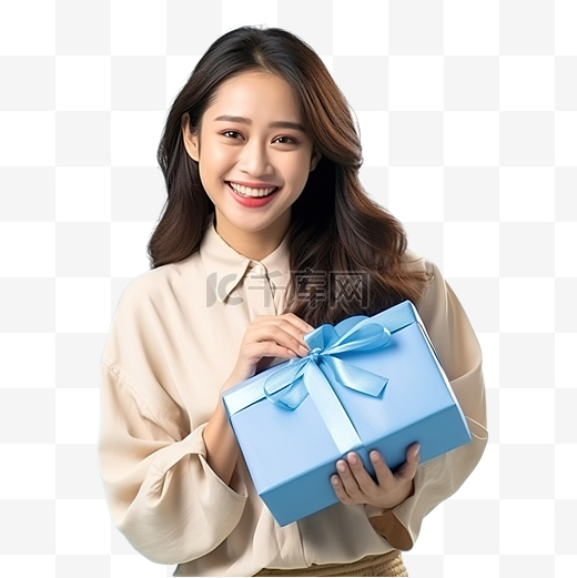 快乐的亚洲年轻夫妇拿着圣诞礼盒，脸上挂着快乐的笑脸，与蓝色隔离图片