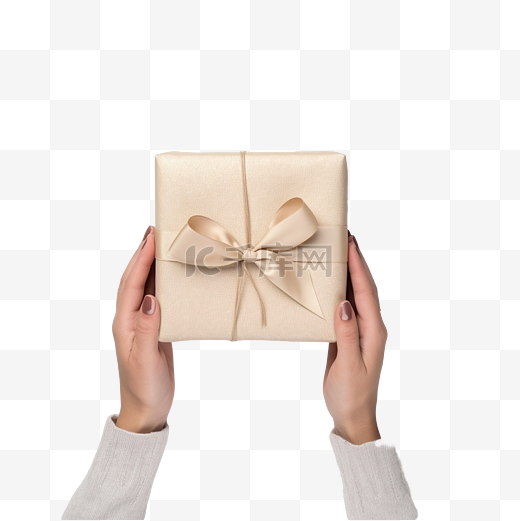 节日餐桌布置女手在桌上放着礼物，上面有圣诞装饰和冷杉树枝图片