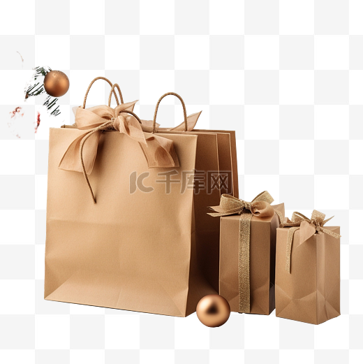 牛皮纸购物袋和礼品盒中的圣诞装饰品图片