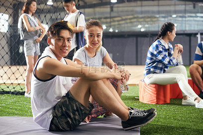 青年男女热身运动