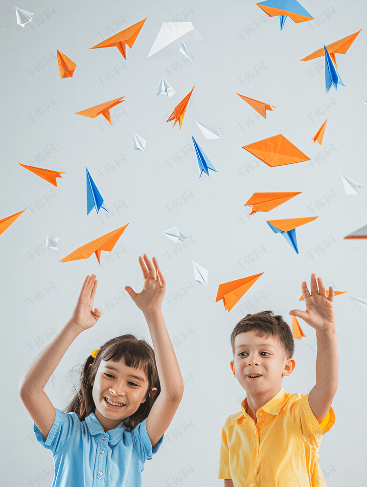 小学生一起扔纸飞机