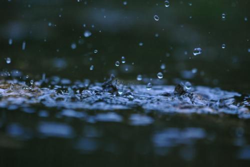 趴在地面配乐音频素材_硕大的雨滴落到地面的声音音效