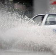 暴雨雷电配乐音频素材_室外下起暴雨车辆疾行