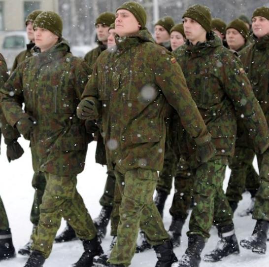 整齐课桌配乐音频素材_走在雪地上整齐的脚步声音效