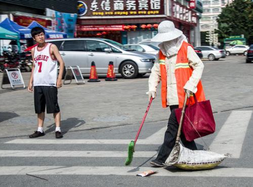 城市里环卫工在扫马路音效