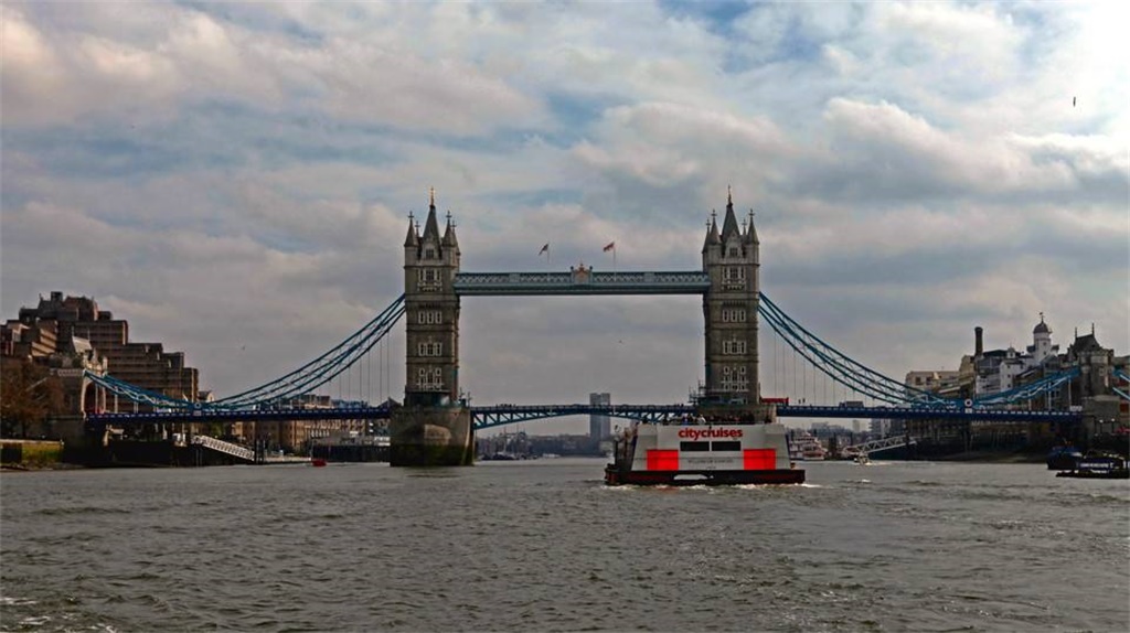 环球航行配乐音频素材_泰晤士河中航行的驳船音效