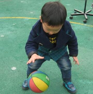 小朋友在快乐的拍打着皮球音效