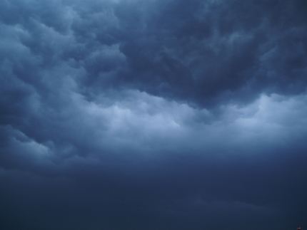 打雷暴风雨来临前下雨的音效