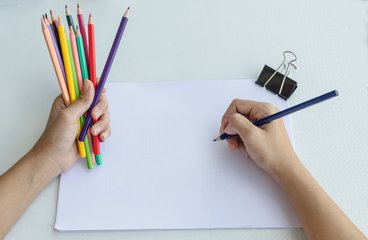手绘画画的小女孩配乐音频素材_铅笔签字画画音效