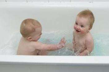 给宝宝洗澡配乐音频素材_开热水器冲水洗澡的音效