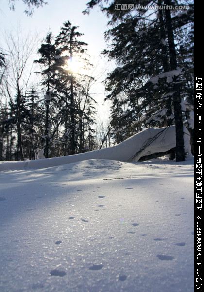 积雪覆盖配乐音频素材_在积雪里行走的脚步声音效
