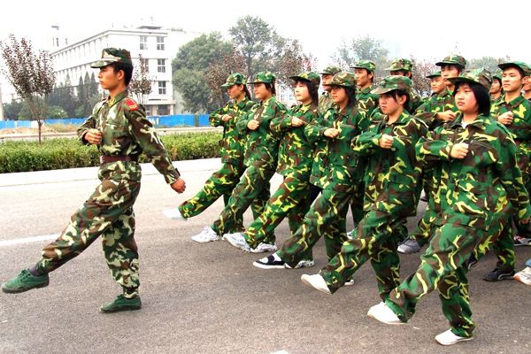 士兵齐步走跺脚正步音效