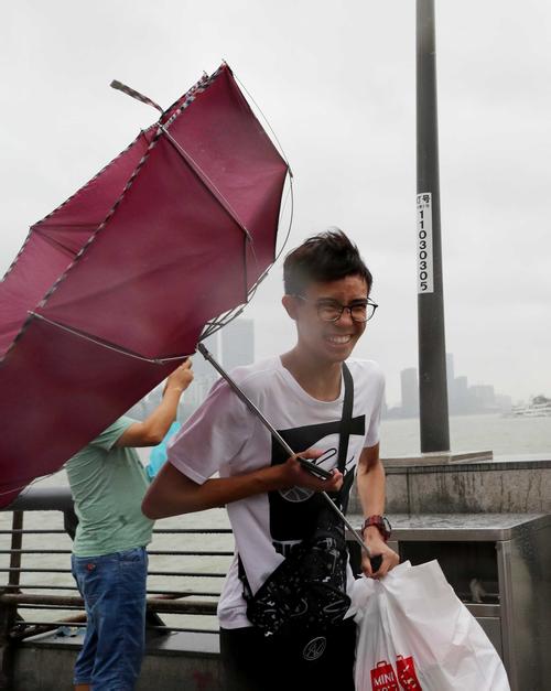 雷雨天气下雨落到水泥地上音效