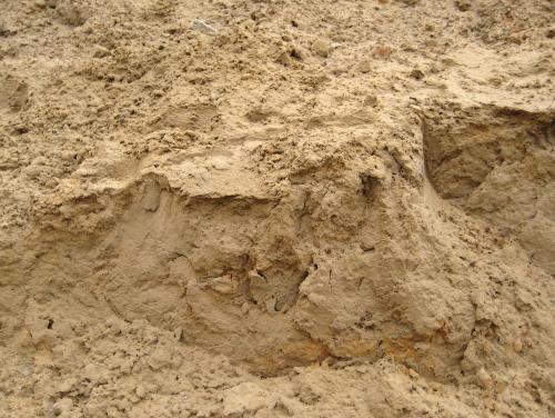 沙子从沙堆里倾斜流出的音效