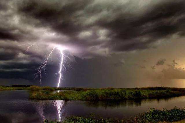 五天配乐音频素材_闪电雷雨天的环境音效