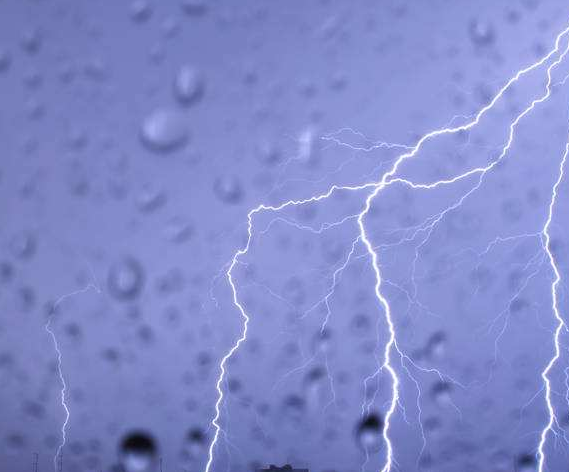 暴雨驾车配乐音频素材_自然打雷暴雨声音效