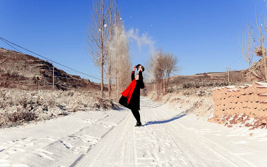 雪地枯草配乐音频素材_雪地持续缓慢脚步声音效