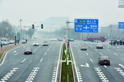 城市地标配乐音频素材_城市街道车辆急速来往音效