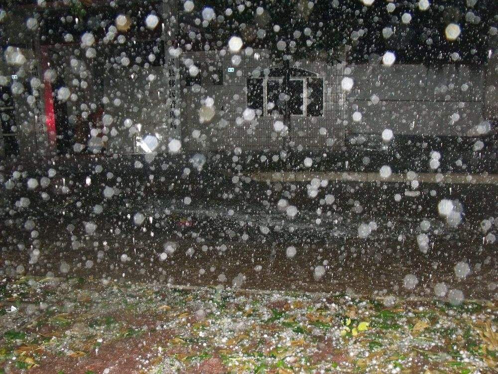 冰雹伤人配乐音频素材_冰雹落地的清脆音效