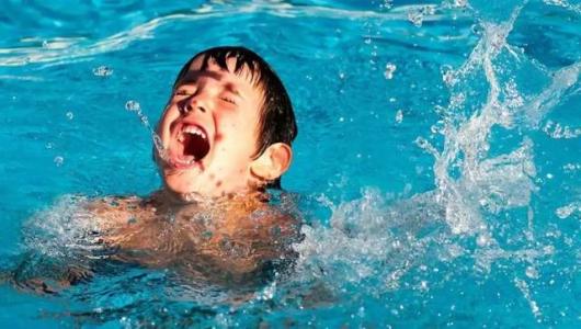 游泳男孩背影配乐音频素材_在水里欢快游泳水流声音效