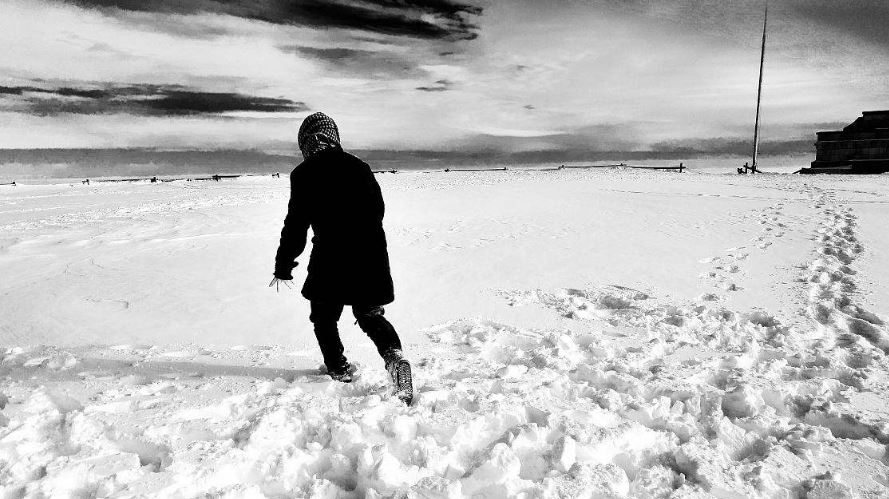 白色小雪花配乐音频素材_在雪地中行走嘈杂踩雪音效