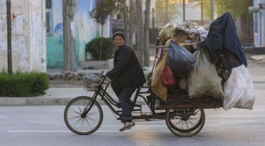 老人剪影老人剪影配乐音频素材_骑三轮车的老人车轮转动音效