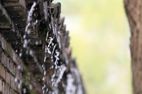 吹大的气球配乐音频素材_大雨中屋檐雨水滴落音效