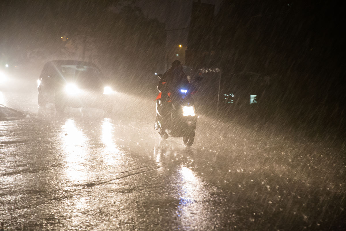 下大雨玻璃配乐音频素材_突下大雨远方响起轰鸣雷声音效