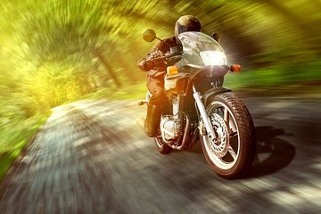 极速驶过的摩托车的引擎声音效