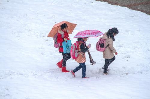 一群小孩在雪地缓慢散步音效