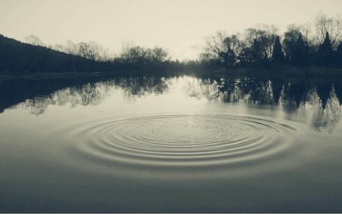 幽静湖面水滴落下音效