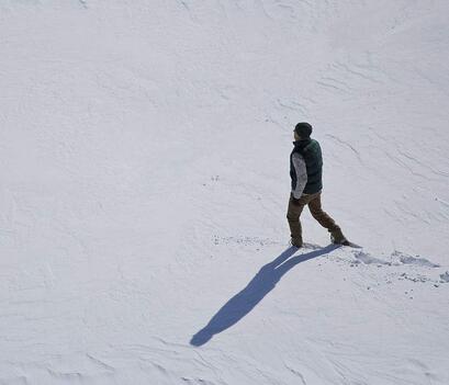 在雪地上行走踏雪脚步音效